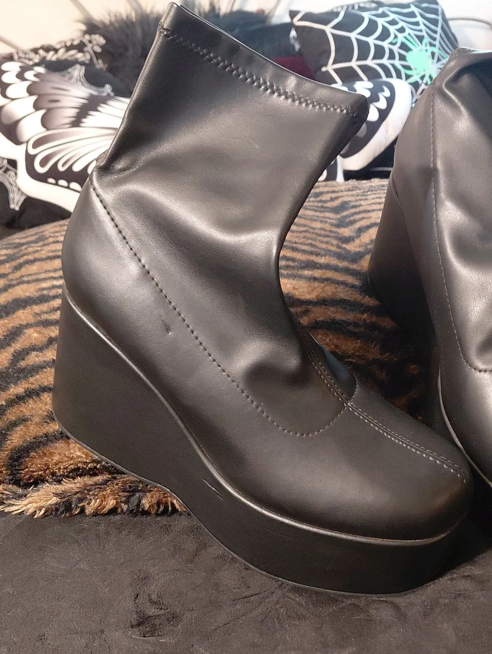 SODA size 11 Black Wedge Plateform Ankle Boots - Easy Pull On Euc